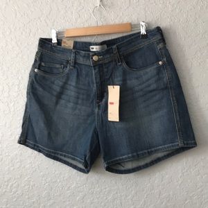 New women’s Levi’s Jean shorts size 14